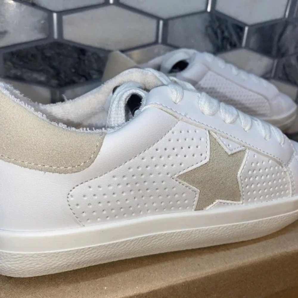 Steve Madden White and Tan Star Sneakers - Picture 2 of 5